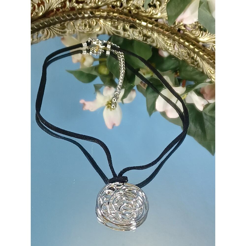 Lia Sophia Intertwined Circle Silver Tone Necklace Beautiful Modern Fashion Fun